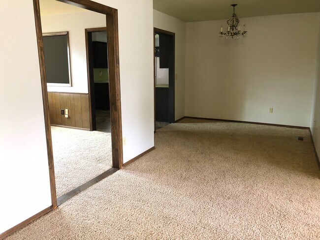 Building Photo - Edmond Schools, Lawn Care Included - Great Home