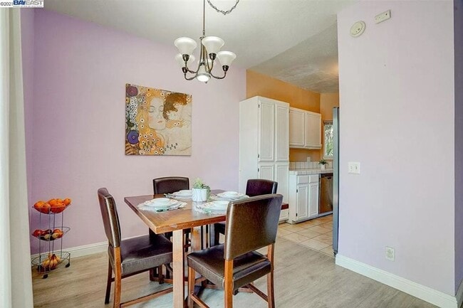 Building Photo - $2990 / 2 BR - GORGEOUS MEADOWBROOK CONDO ...