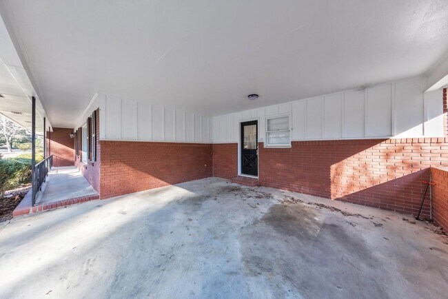 Building Photo - 909 Rosedale Dr