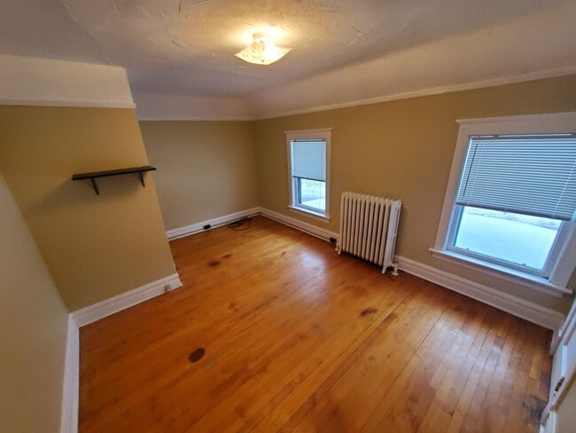 Building Photo - AVAILABLE JUNE 2025 - Great 4 Bed, 1 Bath in East Duluth!