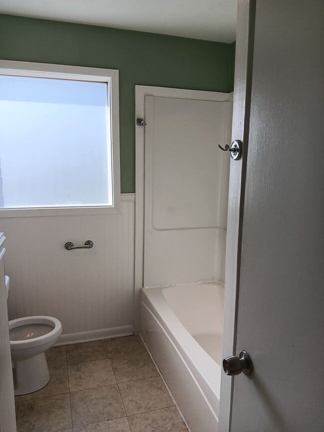 Building Photo - 3 BR Belmont Home with Fenced in Yard!