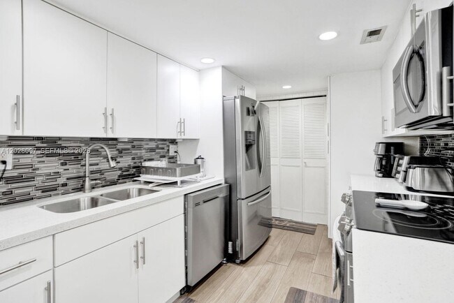 Building Photo - 7355 SW 26th Ct