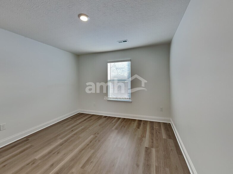 Building Photo - 980 Heritage Blvd