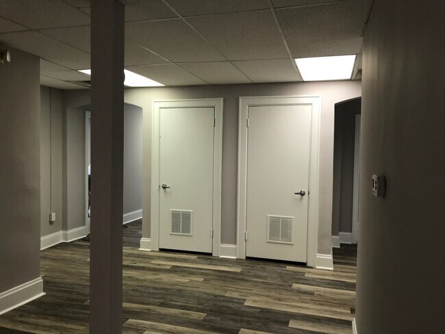 Building Photo - 1988 N High St