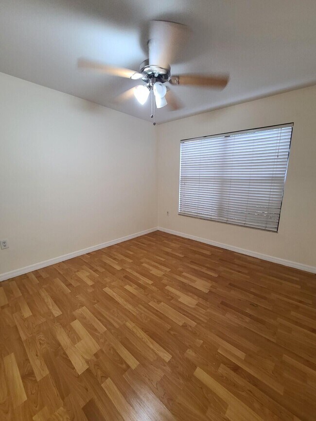 Building Photo - 1547 Lake Crystal Dr