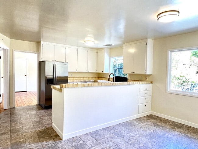 Building Photo - Lovely 3+ Bedroom Single Story Home in San Rafael!