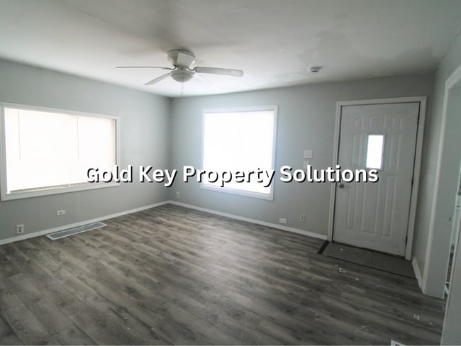 Building Photo - 2 BR 1 BA House with New Flooring and Paint (SECTION 8 APPROVED)