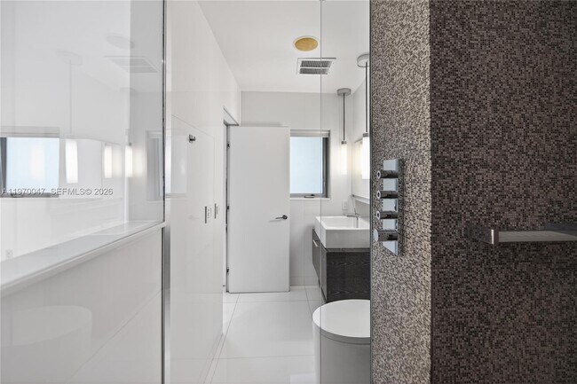 Building Photo - 1000 N Shore Dr