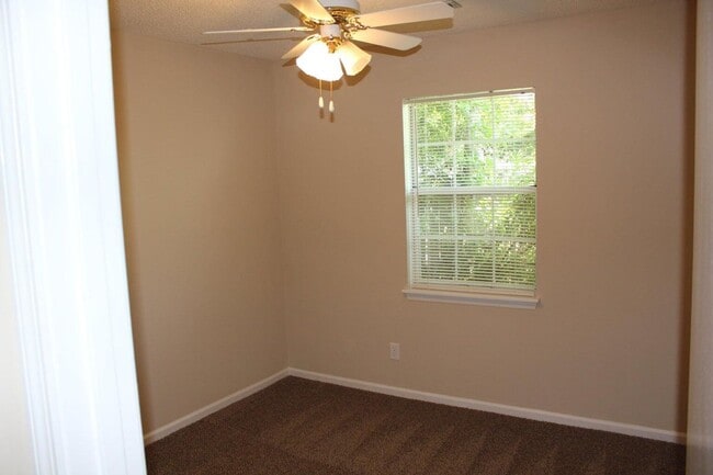 Building Photo - Charming 3 bedroom, 2 bath Home Located in...