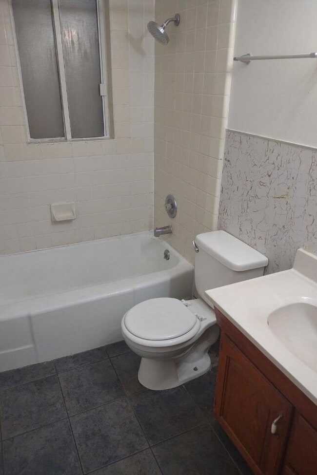 Building Photo - "Bright and Spacious 4-Bed Townhouse in Pr...