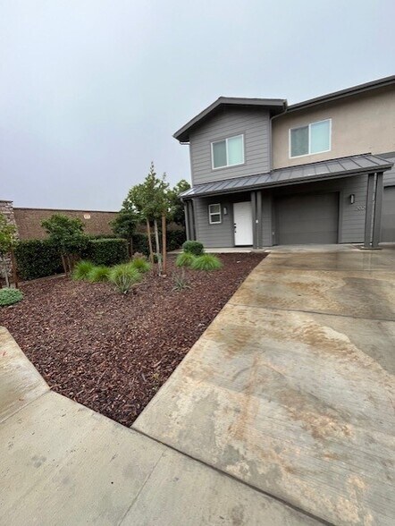 Building Photo - 2029 W Corvina Ave