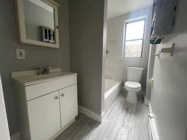 Unit 4 - 110 Warner Ave