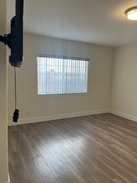 Building Photo - 6718 Simpson Ave