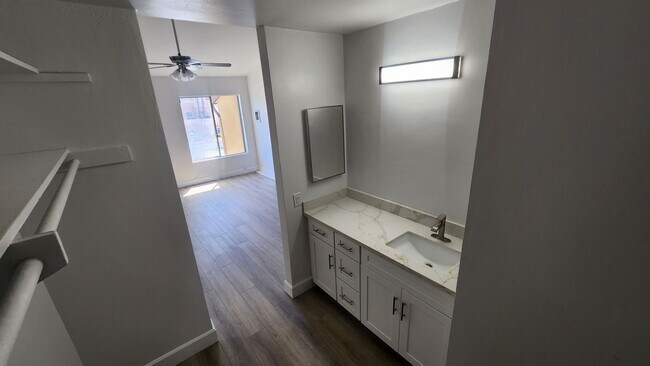 Building Photo - 2BD/2BA Condo in The Plaza Community - Pac...
