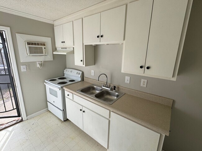 Building Photo - Main1212 A-B-C