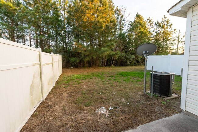 Building Photo - 104 Streamwood Dr