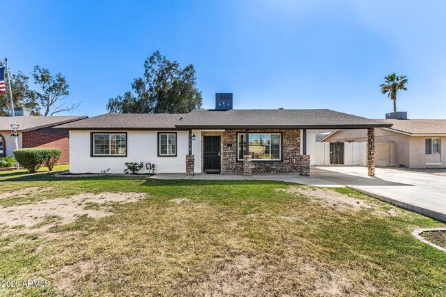 Building Photo - 7613 W Devonshire Ave