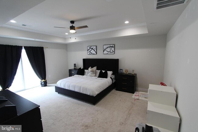 Building Photo - Stylish 1-car garage condo in the heart of...