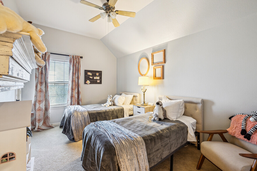 Upstairs bedroom - 5925 Pedernales Rdg