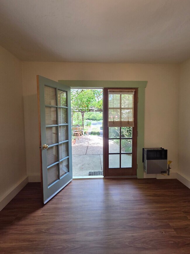 Building Photo - West Side Petaluma Garden Gem - 1 bed 1 bath