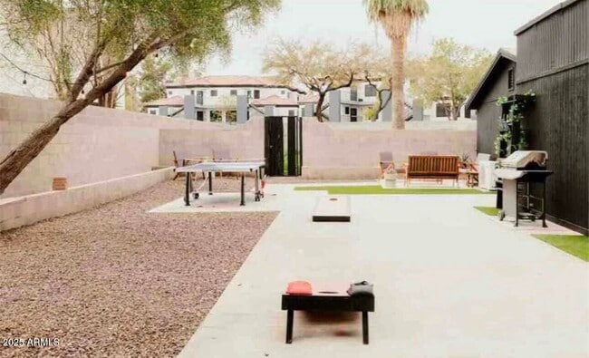 Building Photo - 1055 E Whitton Ave