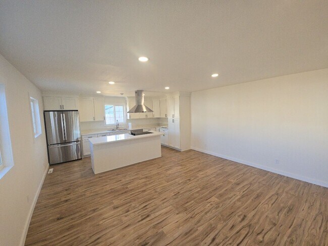 Building Photo - 3BD/2BA newly remodeled Kenwood Dr. Fortun...