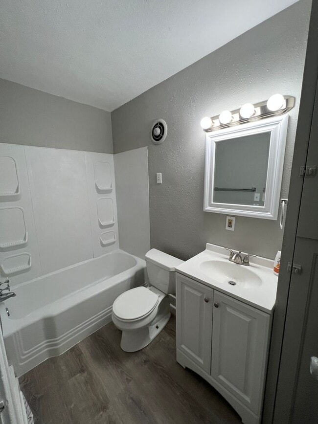 Building Photo - Huge 5 Bedroom House!  With garage!!!  Fre...