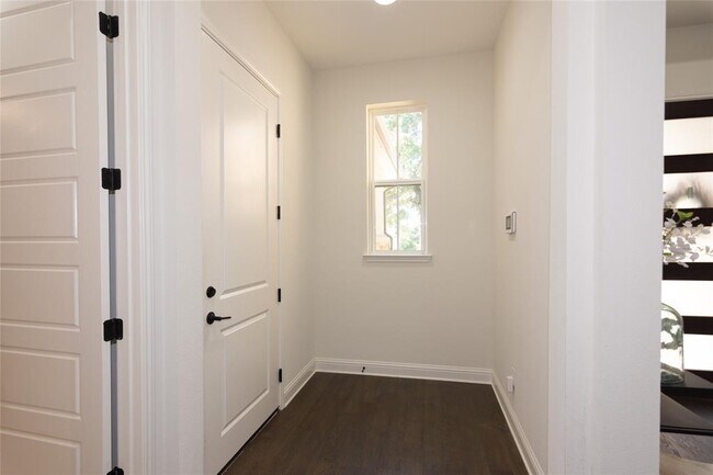 Building Photo - 205 Eiglehart Rd