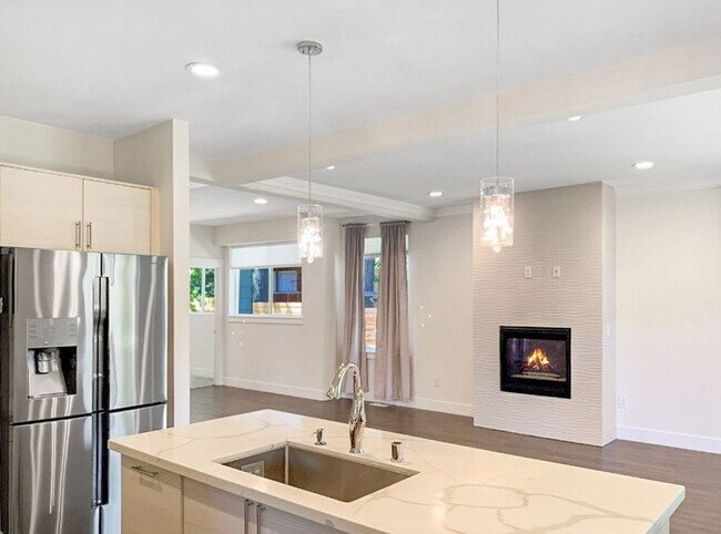Building Photo - 4Bd/2.5Ba Renton Home