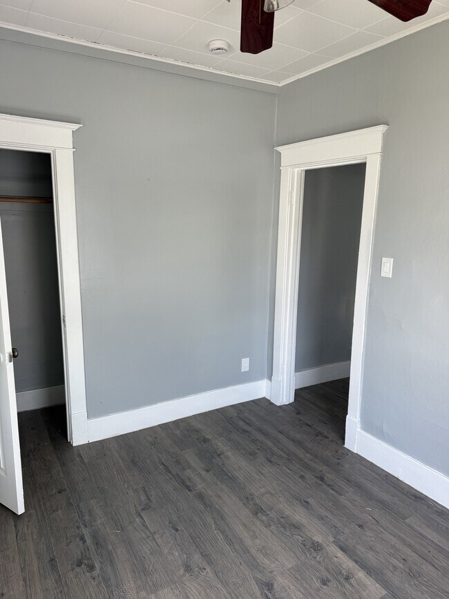 Building Photo - 2239 N Sheridan Rd