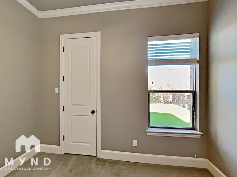 Building Photo - 10 Center Ct