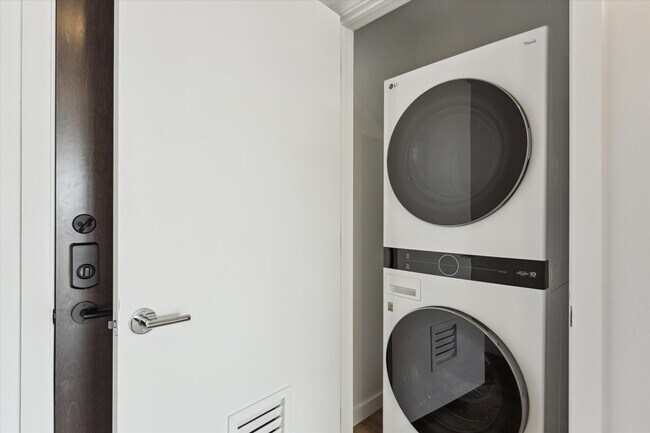 Building Photo - 1 Riva Row