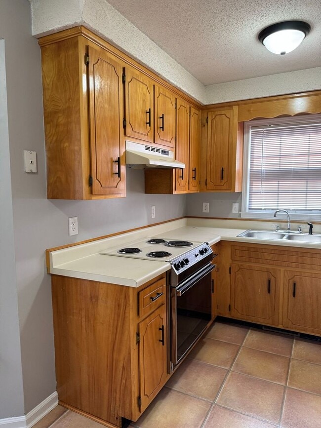 Building Photo - Charming 3 bd/2 ba with Basement!! Home Near Ft Campbell!