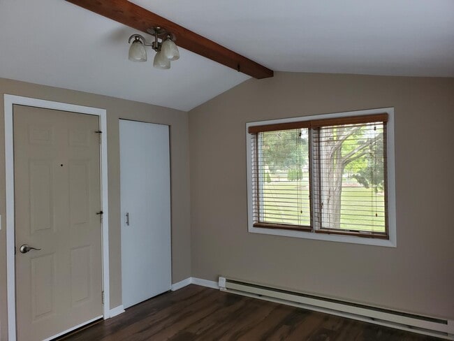 Building Photo - 413 Riverview Dr
