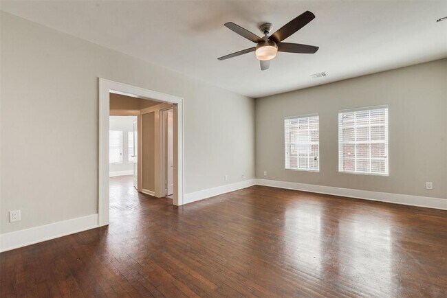 Building Photo - 1219 W Gray St