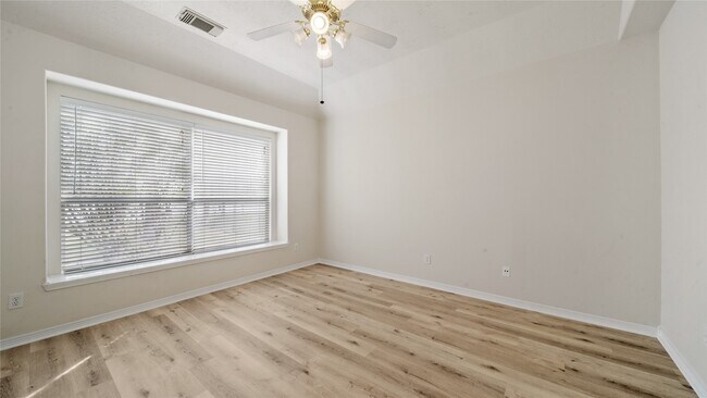 Building Photo - 9219 E Lakeside Dr