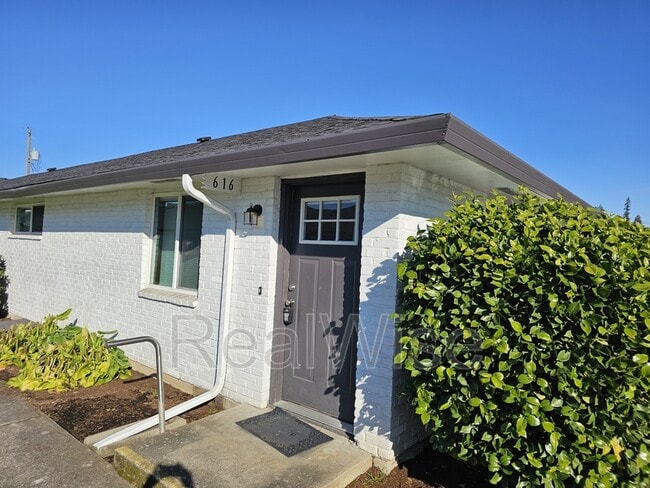 Building Photo - 616 NE Anderson St