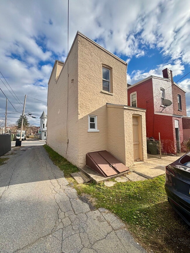 Building Photo - 14 Ruby St