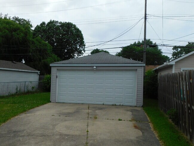 Building Photo - Smartly Located Bungalow in Great Area