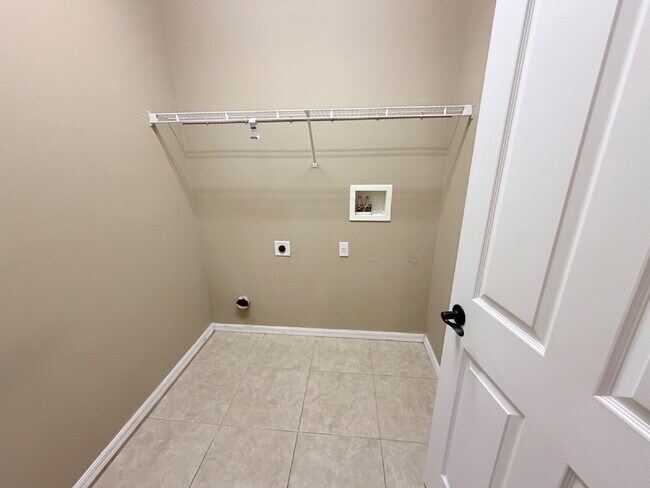 Building Photo - Spacious 3-Bedroom Home with 2 Full Baths in Charming Mulberry Home with Outdoor Kitchen!