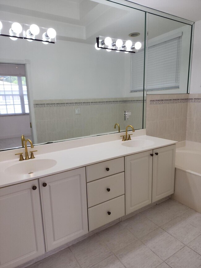 Building Photo - 5524 Boynton Gardens Dr