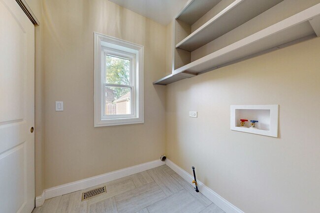 Building Photo - 130 W Ellis Ave