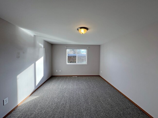 Building Photo - Exceptional 2200 sq ft Three Bedroom 2 Bath Rambler in Fed Way - with A/C