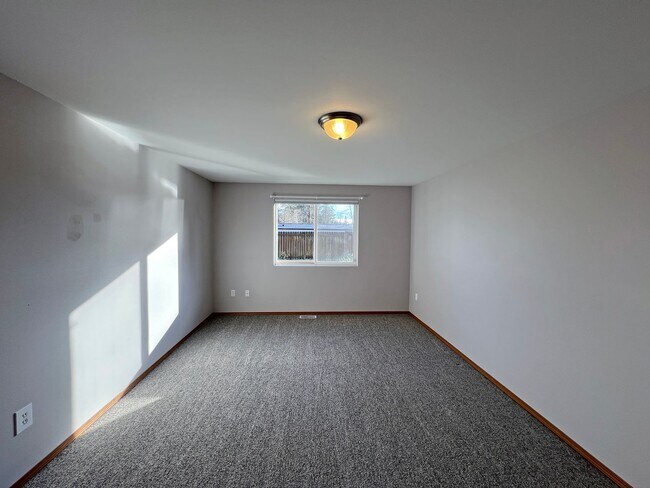 Building Photo - Price Drop!-Exceptional 2200 sq ft Three Bedroom 2 Bath Rambler in Fed Way - with A/C