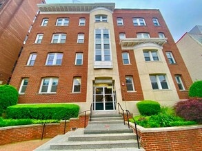 Building Photo - Dupont - West End Fabulous studio with decorative Fireplace & W/D