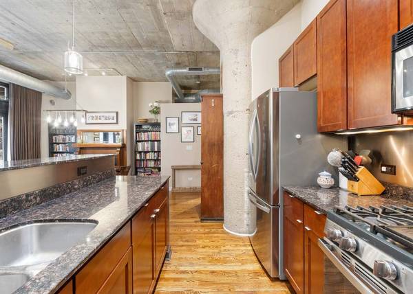 Building Photo - 1069 W 14th Pl