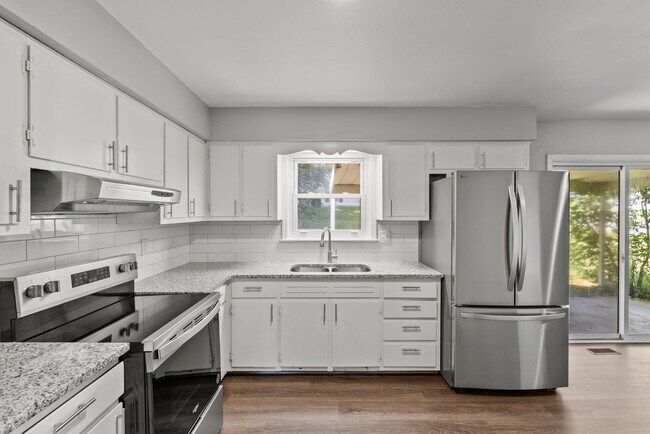 Building Photo - 610 Greenbriar Dr