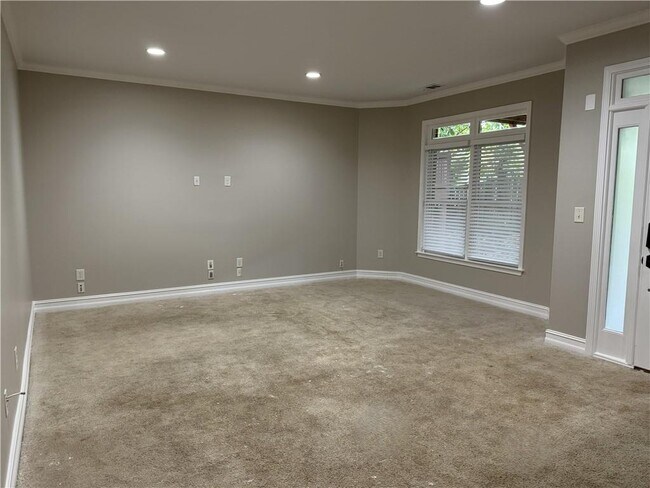 Building Photo - 889 Lenox Ct NE