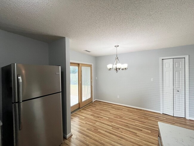 Building Photo - Classic 3BD, 2BA Apex Home in a Prime Location with a Fully Fenced Yard