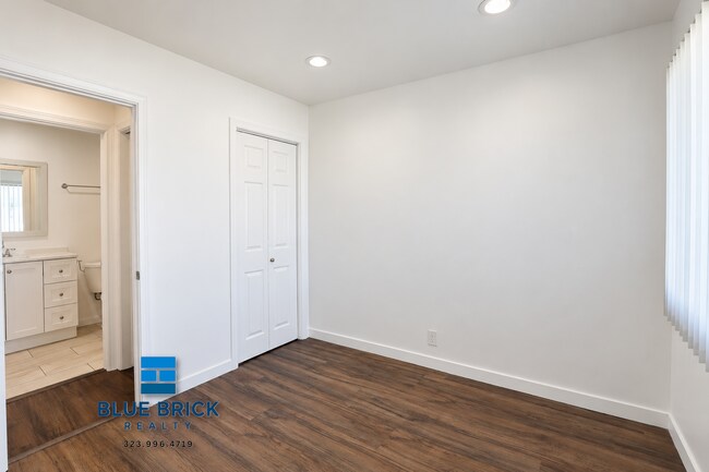 Building Photo - 14235 Vanowen St